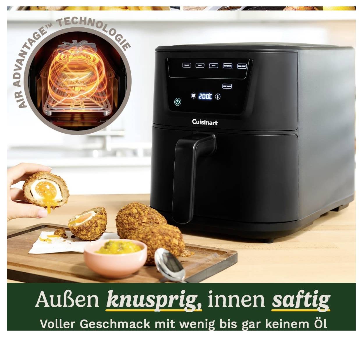 Fritteuse auf Küchentheke, bereitet paniertes Essen zu. Text: 'Außen knusprig, innen saftig. Voller Geschmack mit wenig bis gar keinem Öl.'