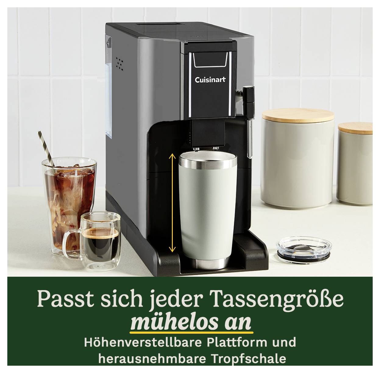 Eine Kaffeemaschine auf einer Arbeitsplatte. Daneben ein Glas Eistee und ein Metallbecher. Darunter steht 'Passt sich jeder Tassengröße mühelos an'.