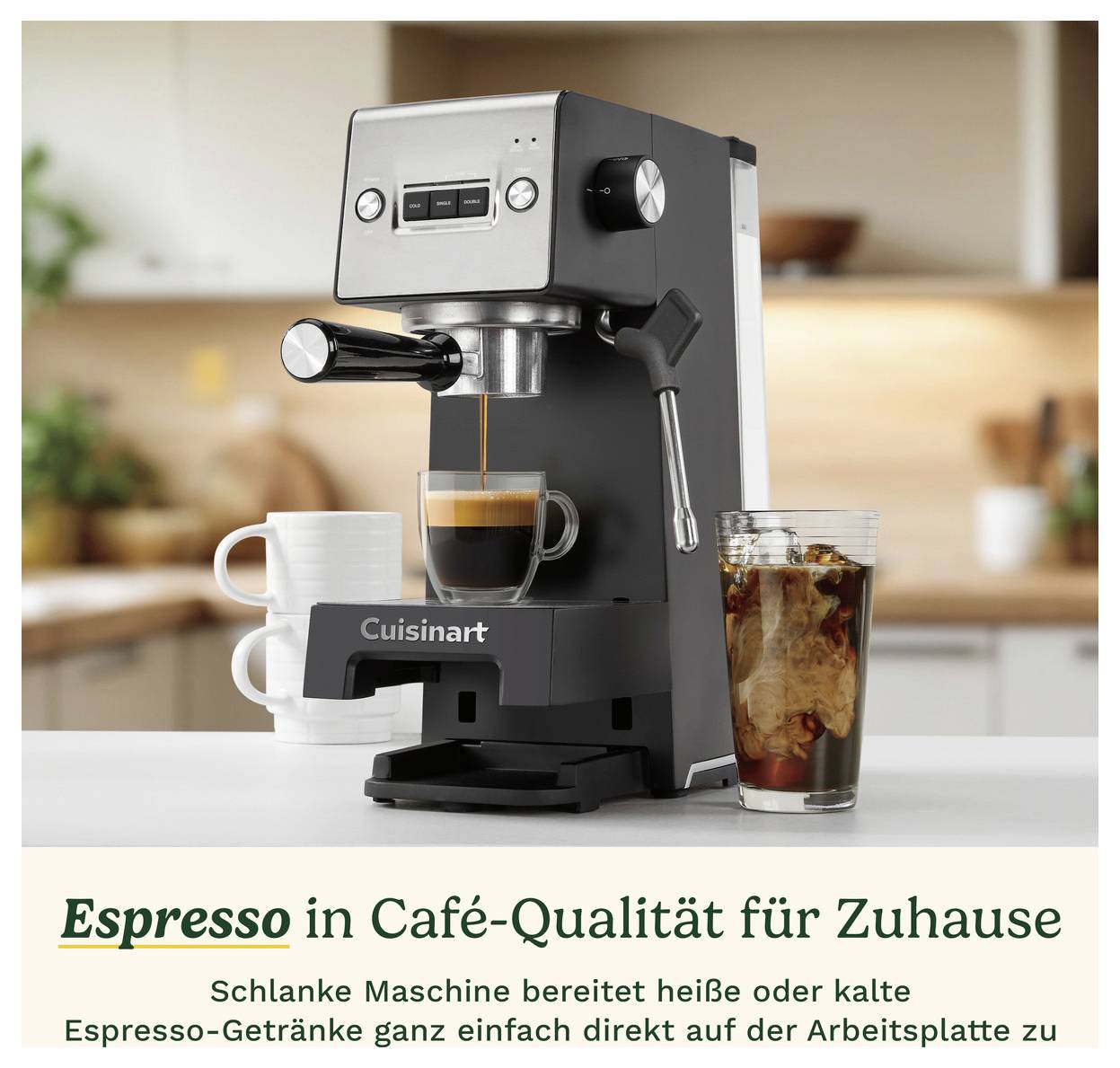 Espressomaschine von Cuisinart auf einer Arbeitsplatte bereitet einen Espresso zu. Text: 'Espresso in Café-Qualität für Zuhause'.