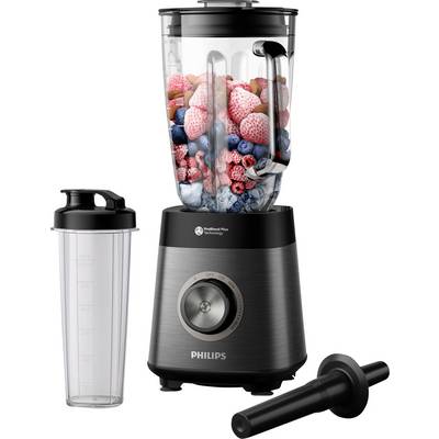 Ein Mixer gefüllt mit verschiedenen Beeren, neben einer klaren, leeren Flasche und einem Stampfer. Das Markenlogo ist auf der Basis sichtbar.