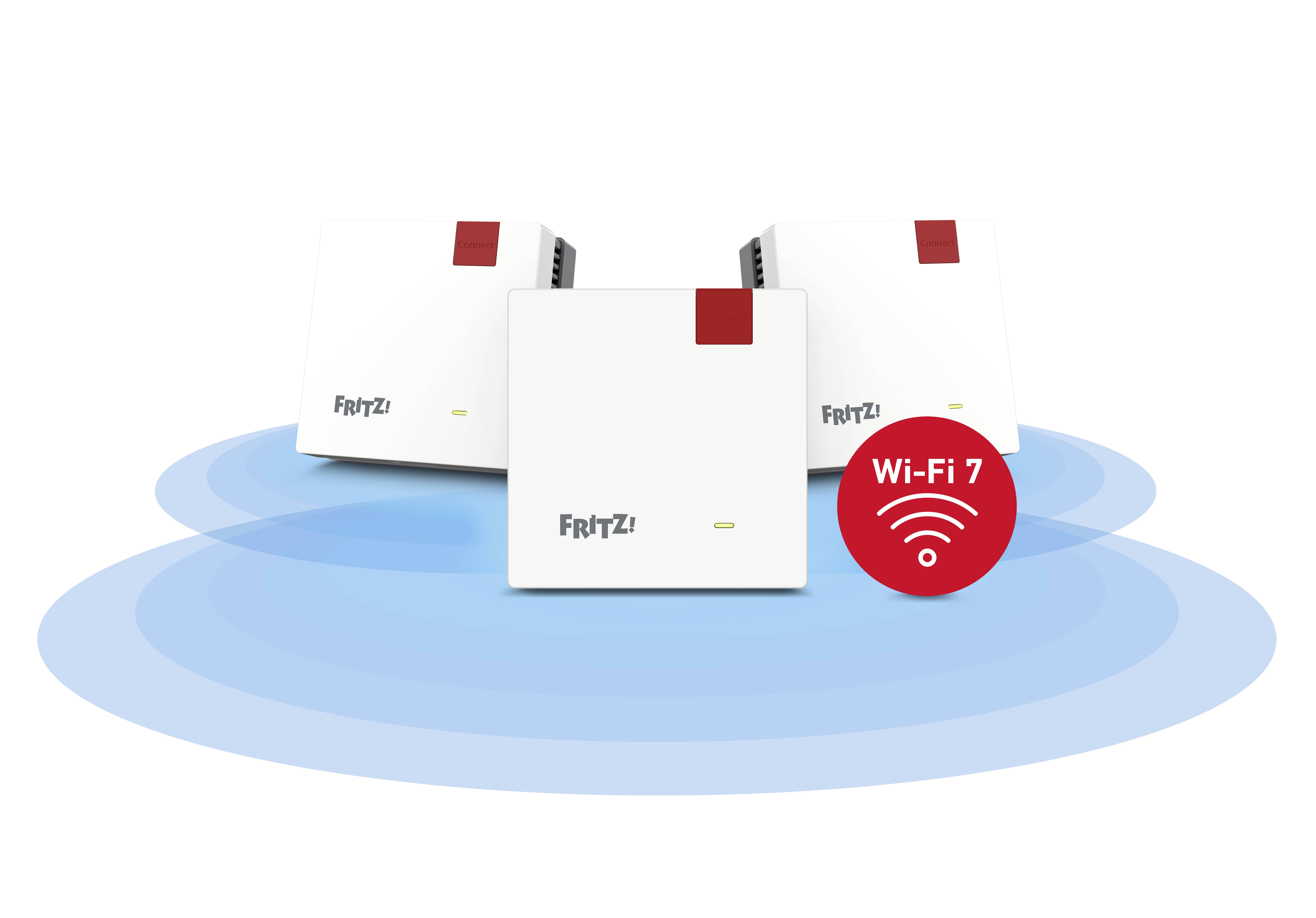 Drei weiße WLAN-Router mit der Aufschrift "FRITZ!" und einem roten WLAN 7-Symbol, die die Unterstützung der WLAN-7-Technologie anzeigen.
