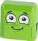 Ein grünes, quadratisches Spielzeug mit einem lächelnden Gesicht, großen Augen und einem Knopf mit der Aufschrift "DRÜCKEN" vorne.