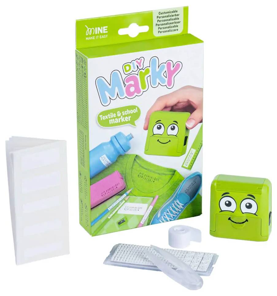 Grünes DIY Marky-Set mit einem Schulmarker, Stempelkissen und Zubehör zum Beschriften persönlicher Gegenstände. Verpackung zeigt Anwendungsbeispiele.