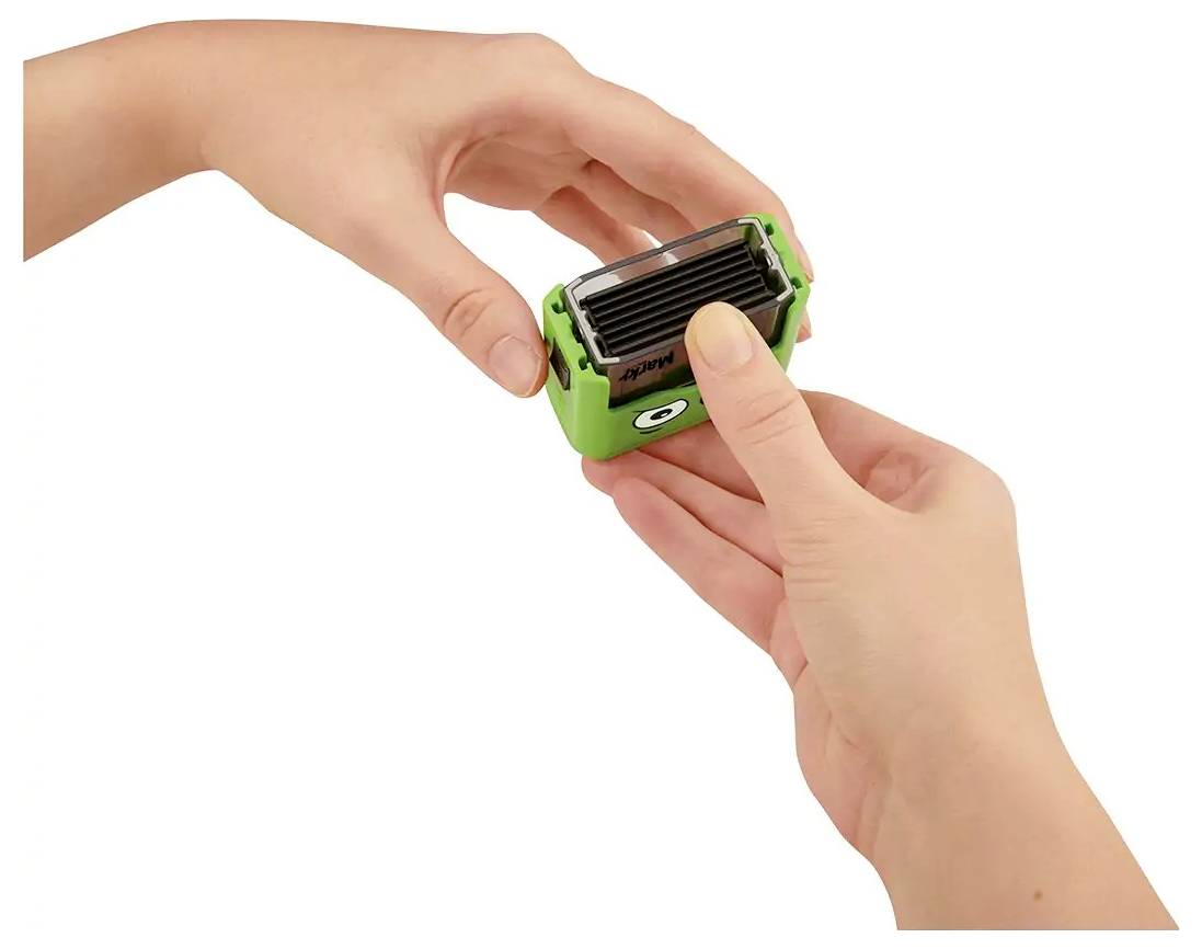 Zwei Hände, die ein grün-schwarzes Gerät halten, das einem kleinen rechteckigen Gadget ähnelt, vor einem einfarbigen Hintergrund.