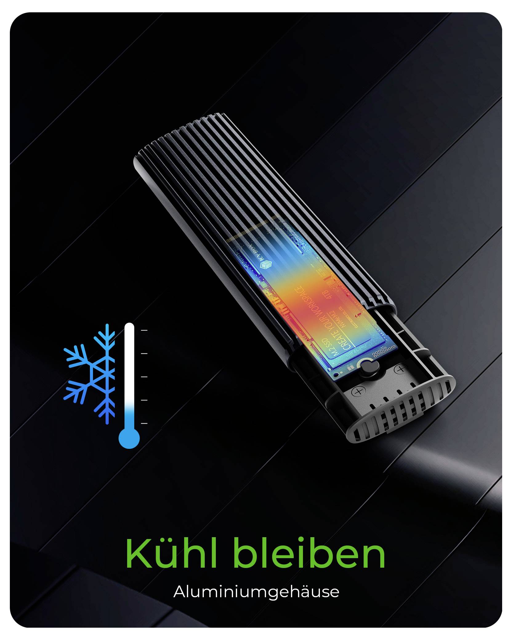 Ein digitales Thermostat mit einer bunten Anzeige befindet sich auf einer schlanken, schwarzen, geriffelte Oberfläche. Text lautet 'Kühl bleiben' und 'Aluminiumgehäuse'.