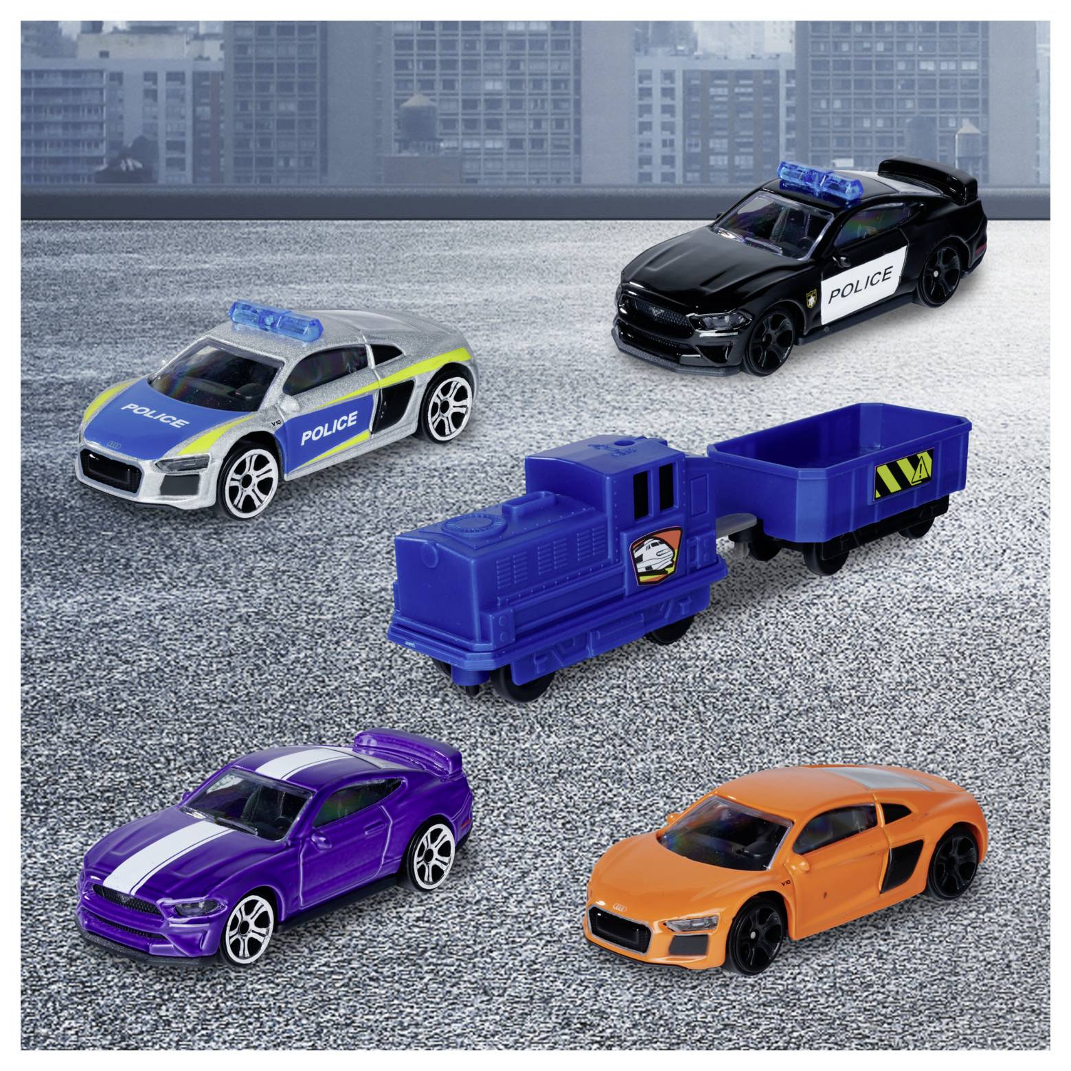 Fünf Spielzeugfahrzeuge auf einer Oberfläche: zwei Polizeiautos (blau und schwarz), ein blauer Zug mit einem Anhänger und zwei Sportwagen (lila und orange).
