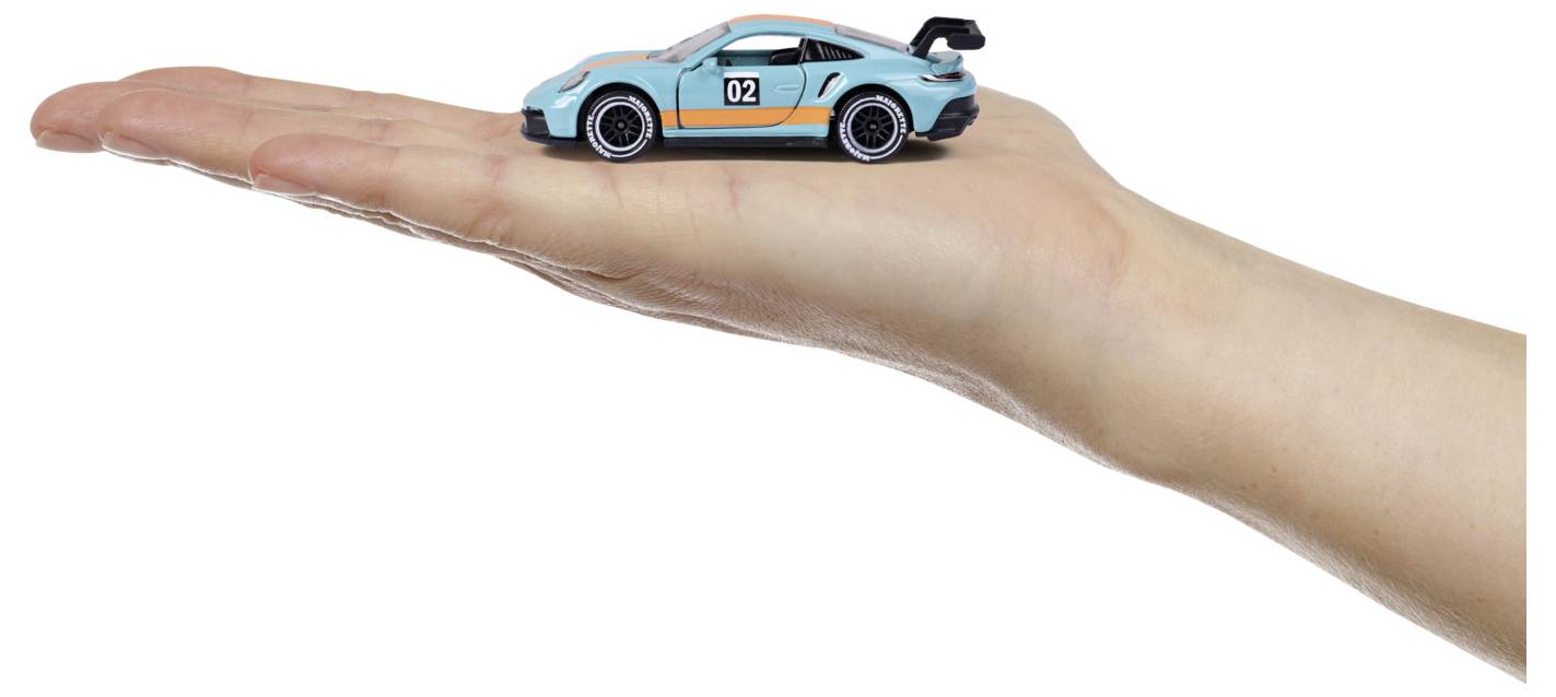 Eine Hand hält ein kleines blaues Spielzeug-Sportwagen mit der Nummer '02' an seiner Seite, was seine winzige Größe und verspieltes Design hervorhebt.