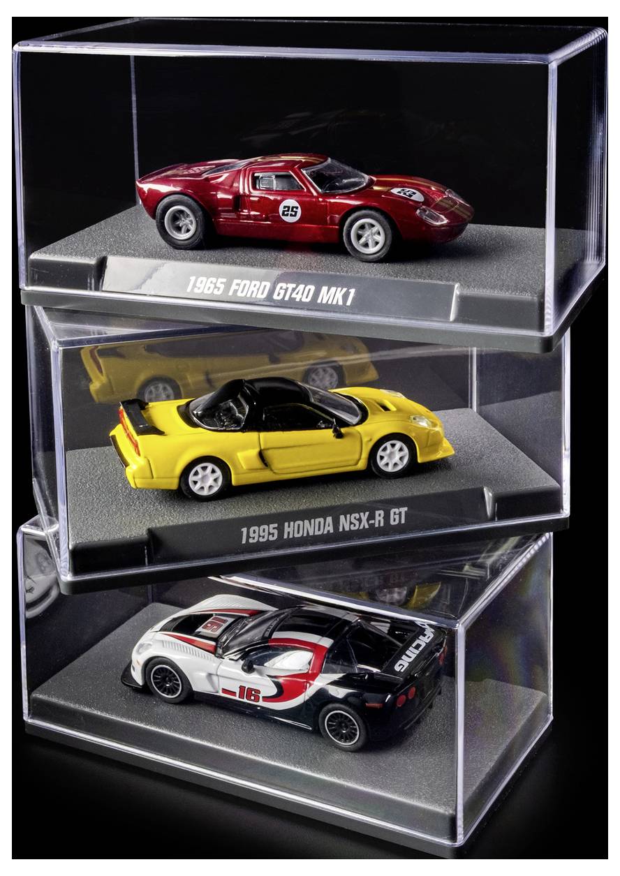 Eine Ausstellung von drei Modellautos in durchsichtigen Vitrinen: ein roter Ford GT40 MK1 aus dem Jahr 1965, ein gelber Honda NSX-R GT aus dem Jahr 1995 und ein schwarz-weißer Sportwagen.