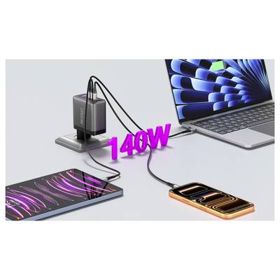 Eine Ladestation versorgt einen Laptop, ein Tablet und ein Smartphone gleichzeitig über USB-Kabel, gekennzeichnet mit „140W", auf einem Schreibtisch mit Strom.