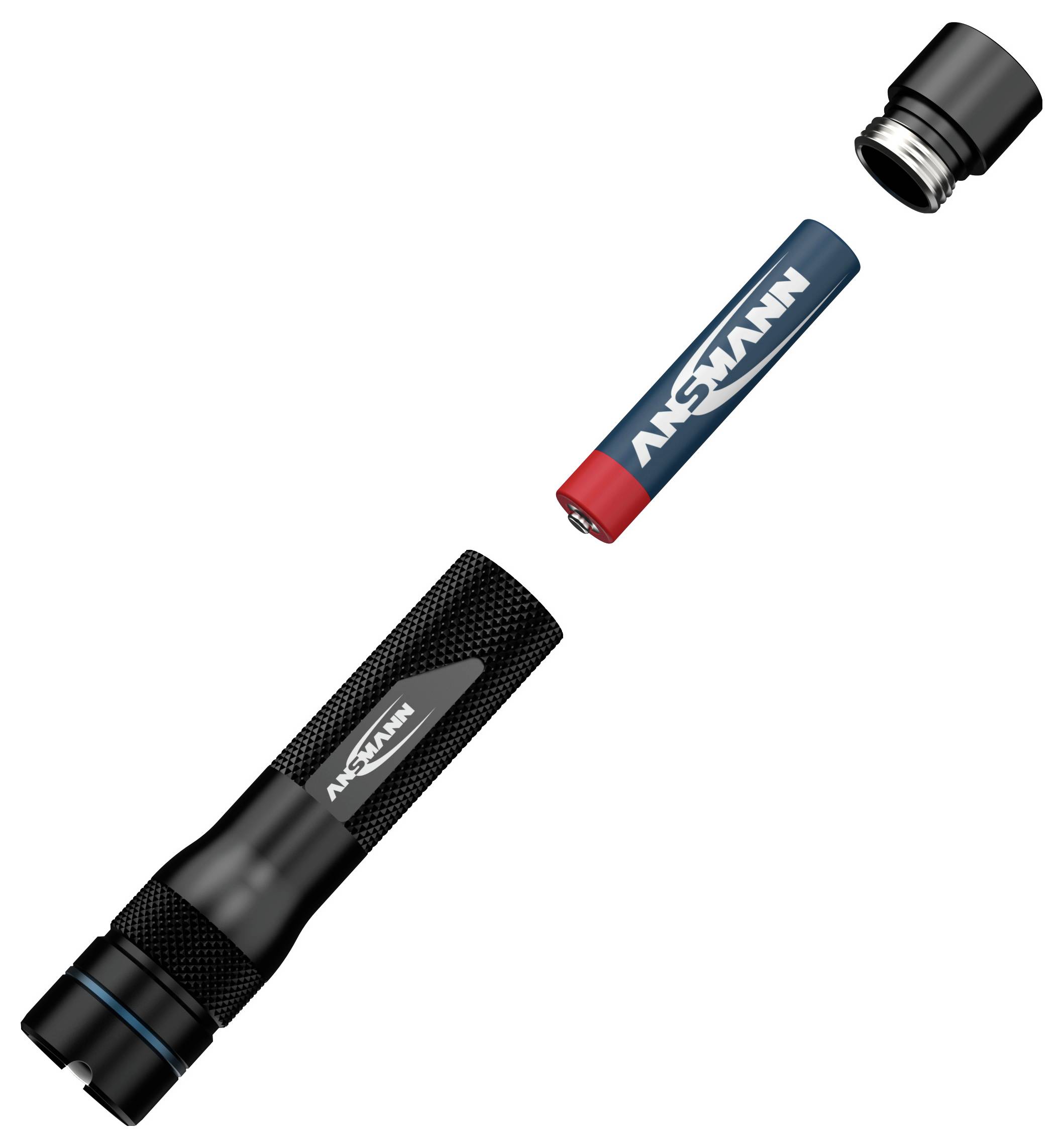 Eine schwarze Taschenlampe wird zerlegt dargestellt. Die Batterie und der Enddeckel sind vom Hauptgehäuse getrennt. Der Markenname 'ANSMANN' ist sichtbar.