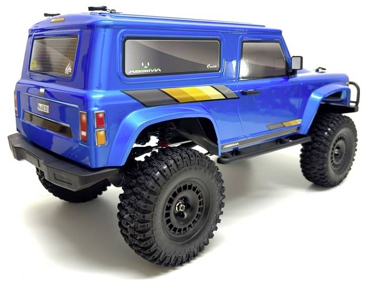 Hellblauer RC-Geländewagen mit robusten Reifen, von hinten betrachtet; mit schwarzen und gelben Streifen an der Seite.