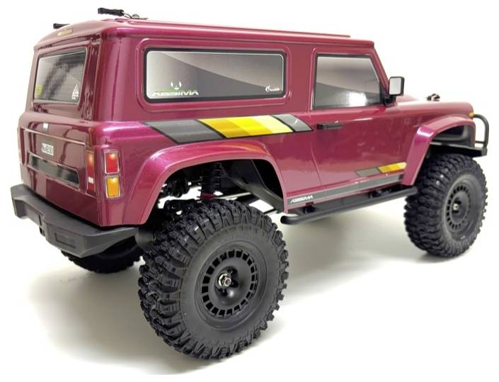 Ein roter ferngesteuerter Geländewagen mit groben Reifen und gelben Streifen wird aus einem Heckwinkel gezeigt, wobei sein robustes Design hervorgehoben wird.