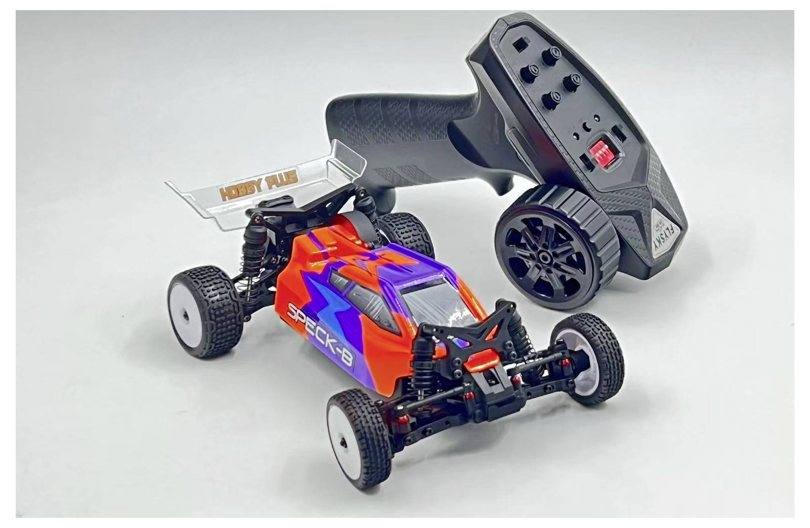 Ein rot und lila ferngesteuertes Spielzeugauto mit einem schwarzen und grauen Controller, auf dessen Heckspoiler das Etikett "Hobby Plus" angebracht ist.
