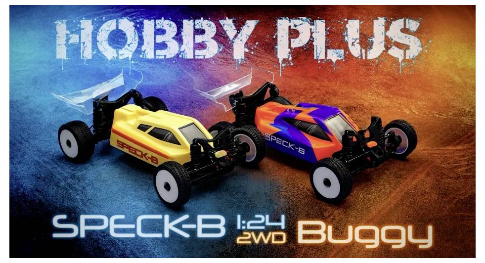 Zwei Speck-B 2WD-Buggy-Modelle im Maßstab 1:24 auf einem strukturierten Hintergrund, mit der Markenbezeichnung 'Hobby Plus'. Einer ist gelb, der andere blau und rot.