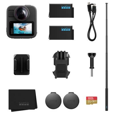 GoPro Kamera-Set Inhalt: Kamera mit Display, auf dem ein Surfer zu sehen ist, zwei Batterien, USB-Kabel, Befestigungszubehör, zwei Objektivdeckel, 64-GB-SD-Karte, Verlängerungsstange.