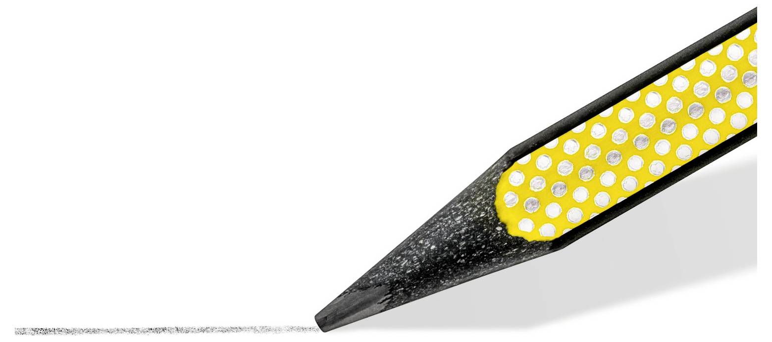 Eine Nahaufnahme eines geschärften Bleistifts mit gelbem Griff, der eine dünne Linie auf weißem Papier zieht.
