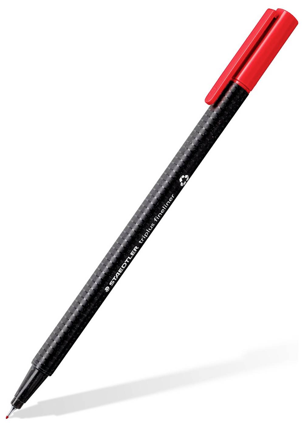 Ein schwarzer Stift mit roter Kappe, nach rechts geneigt, mit schlankem Design und einem Recycling-Symbol auf dem Gehäuse.
