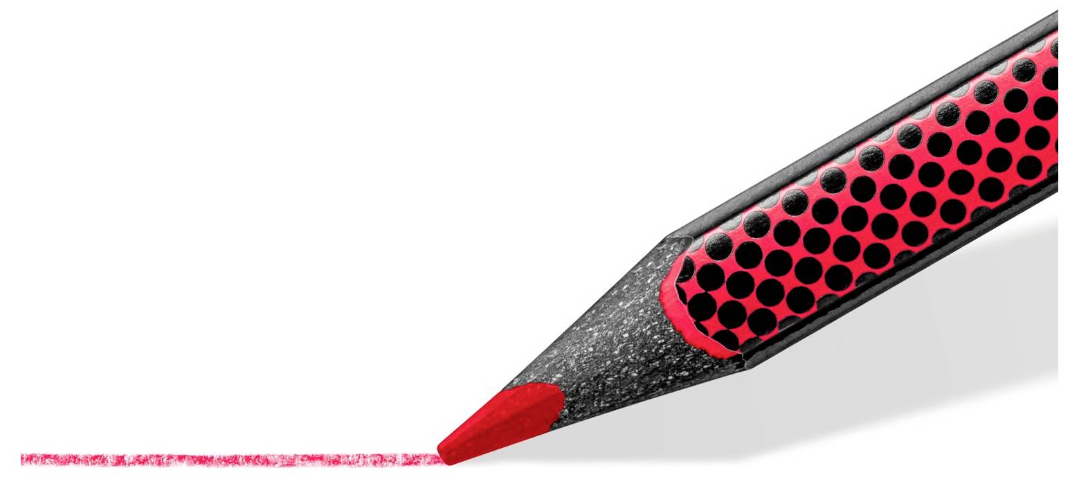 Ein roter Bleistift mit einem schwarz-roten gepunkteten Muster ist zu sehen, der eine dünne rote Linie auf einer weißen Oberfläche zieht.