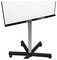 Eine mobile Whiteboardtafel auf einem fahrbaren Ständer mit einer sauberen Oberfläche, ideal für Präsentationen oder Notizen in einem Büro oder Klassenzimmer.