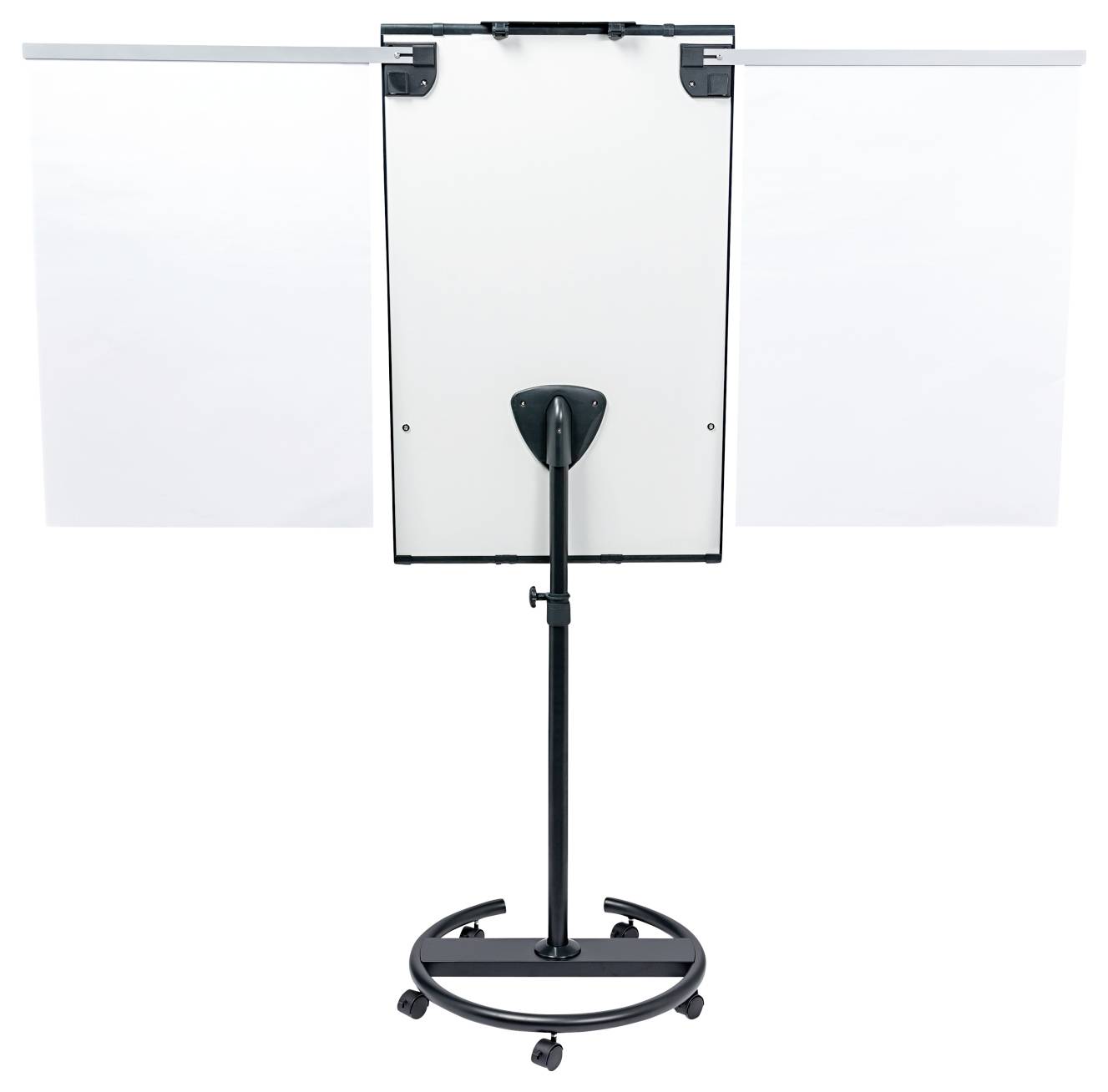 Eine freistehende Magnetwand auf einem fahrbaren Ständer mit zwei Auslegerarmen, die zusätzliche Whiteboardblätter zur erweiterten Beschreibfläche halten.