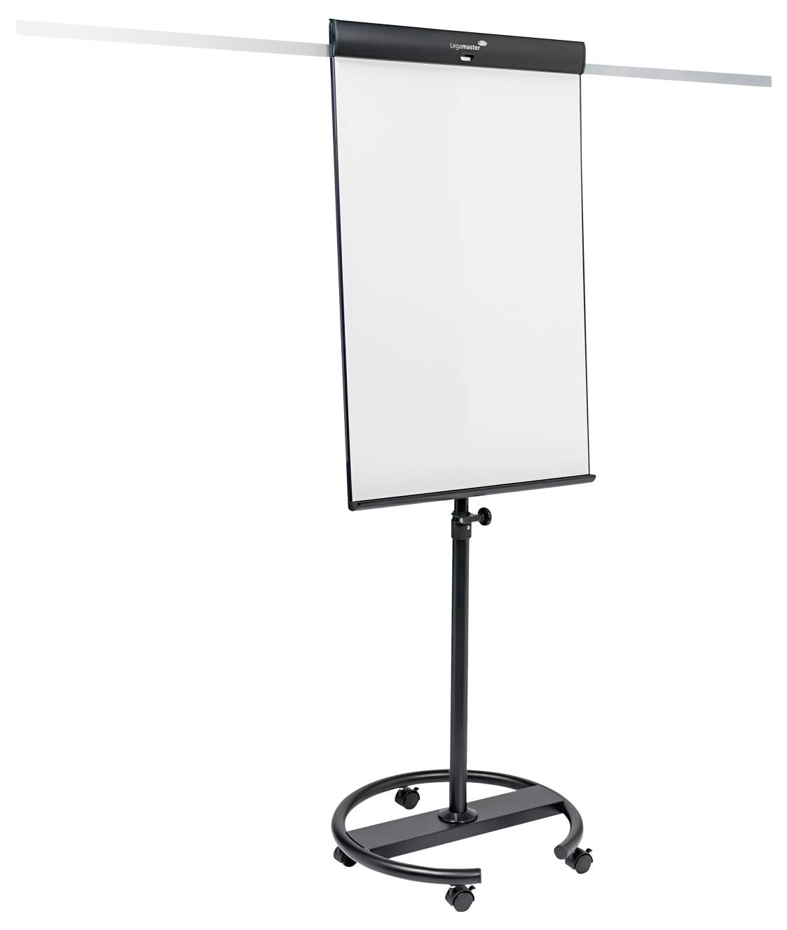 Eine mobile Flipchart auf Rollen, ausgestattet mit einem leeren weißen Papier zum Schreiben oder Zeichnen, geeignet für Präsentationen oder Besprechungen.