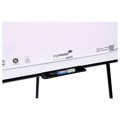 Eine Whiteboard mit einem Gitternetzmusters ist auf einem Ständer montiert. Ein schwarzer Marker liegt in einem Tablett darunter, und die Marke 'Legamaster' ist sichtbar.