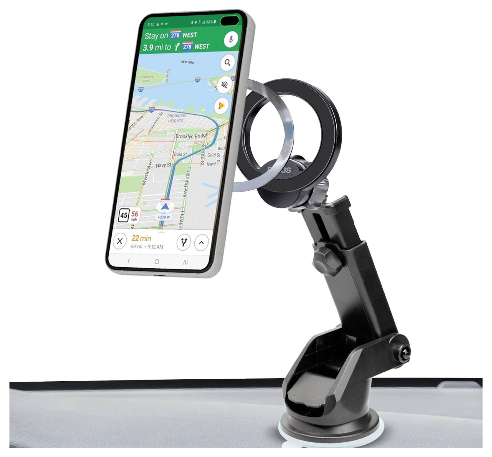 Ein auf einem Armaturenbrett eines Autos montiertes Smartphone zeigt eine Navigations-App an, die eine Karte mit einer Route und Wegbeschreibungen in einem Stadtgebiet anzeigt.
