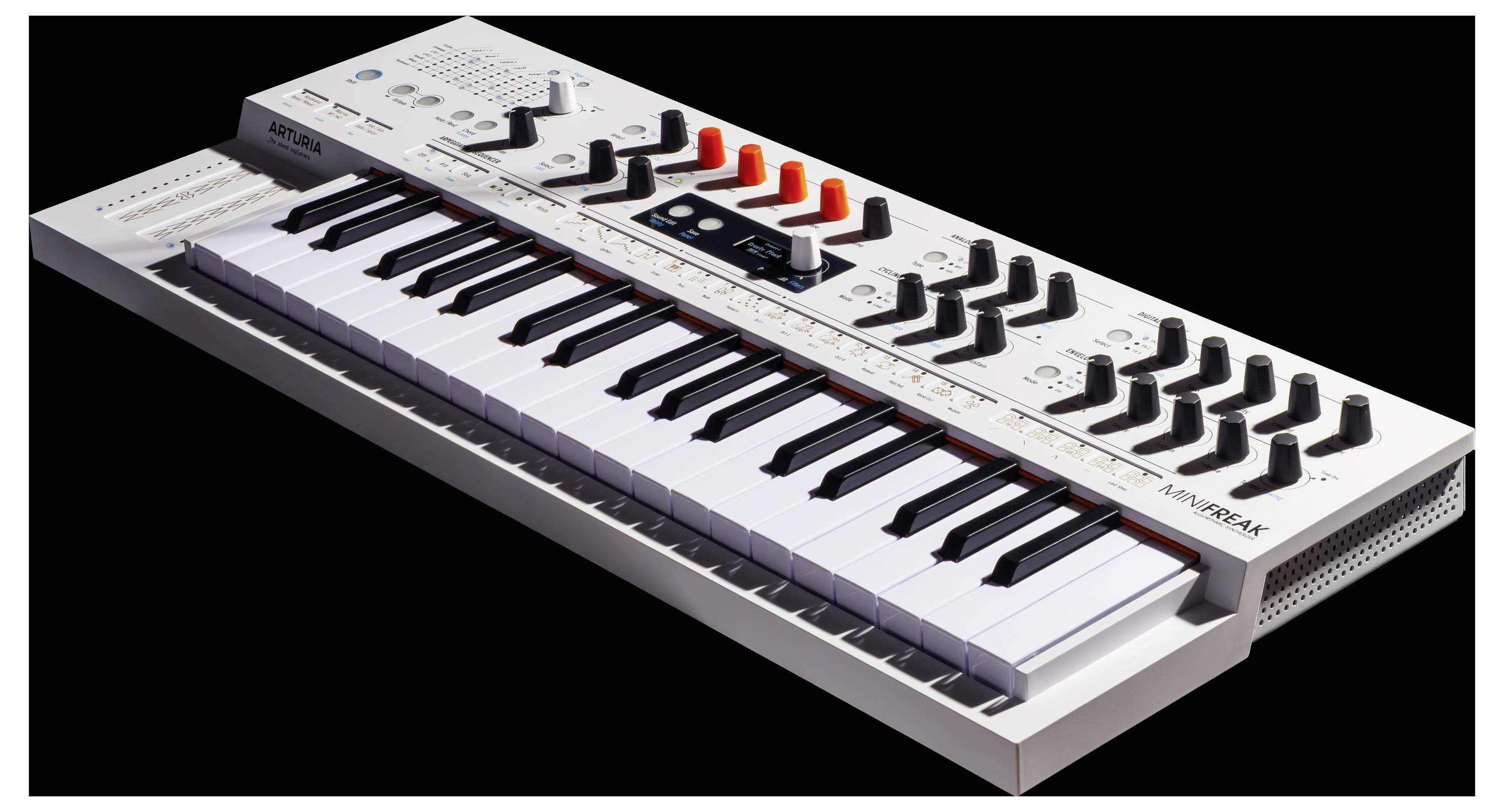 Eine weiße Keyboard-Synthesizer mit verschiedenen Reglern und Schiebereglern, rot und schwarze Knöpfe zeigend, in einem Winkel positioniert, um die Bedienelemente des Interfaces hervorzuheben.