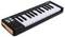 Ein kompaktes MIDI-Keyboard mit 25 Tasten, Pitch- und Modulationsstreifen sowie Kontrollbuttons mit den Beschriftungen „Microlab" und „Arturia".