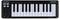 Kompaktes MIDI-Keyboard mit 25 Tasten, versehen mit den Markennamen 'Microlab' und 'Arturia' auf der Oberseite. Zwei Räder auf der linken Seite steuern Tonhöhe und Modulation.