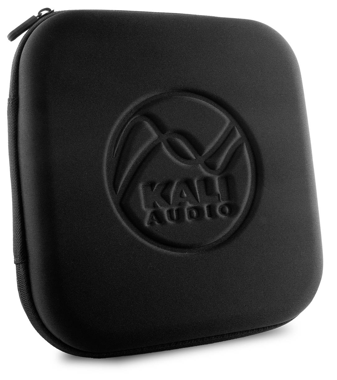 "Kali Audio" in Schwarz geprägt auf einer quadratischen, schwarzen Schutztragetasche, die zum Aufbewahren und Transport von Audioausrüstung entwickelt wurde.