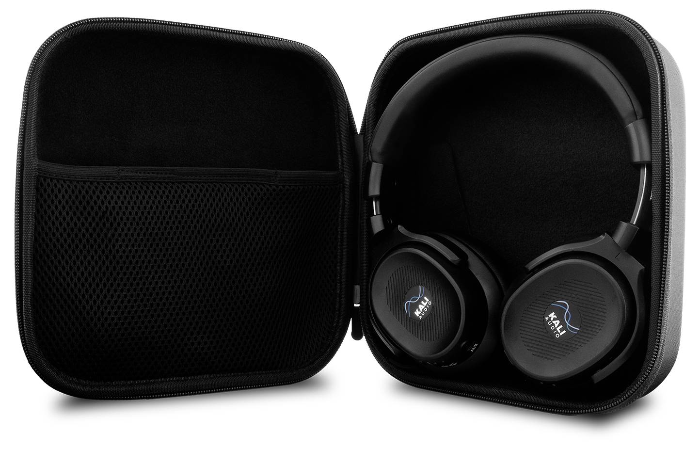 Schwarze Over-Ear-Kopfhörer in einem offenen schwarzen Transportetui mit einer Netztasche, auf dem die Logos an den Ohrmuscheln zu sehen sind.