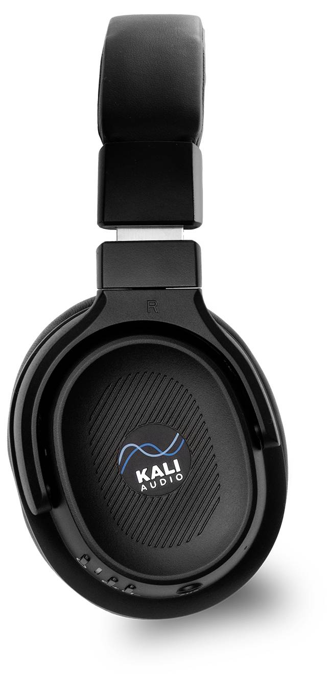 Schwarze Over-Ear-Kopfhörer mit dem Logo 'Kali Audio' im Inneren der Ohrmuschel, vor einem weißen Hintergrund.