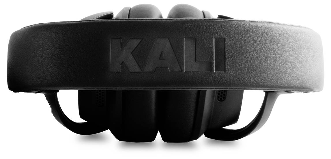 Schwarze Kopfhörer mit gepolsterten Ohrmuscheln und dem Wort 'KALI', das in den Kopfbügel eingeprägt ist.