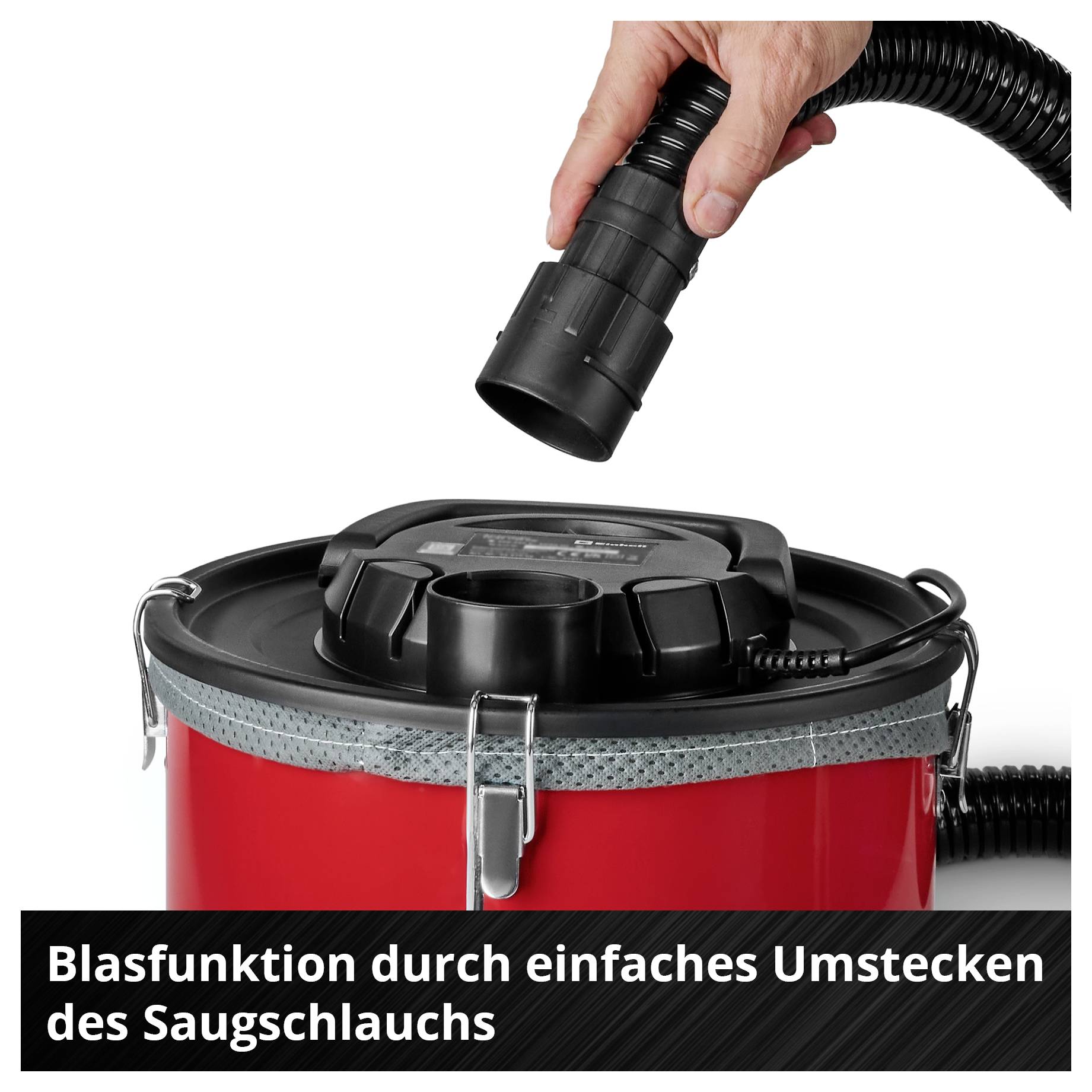 Ein roter Staubsauger mit einer Wechselmöglichkeit für den Schlauch zeigt, wie man die Blasfunktion aktiviert.