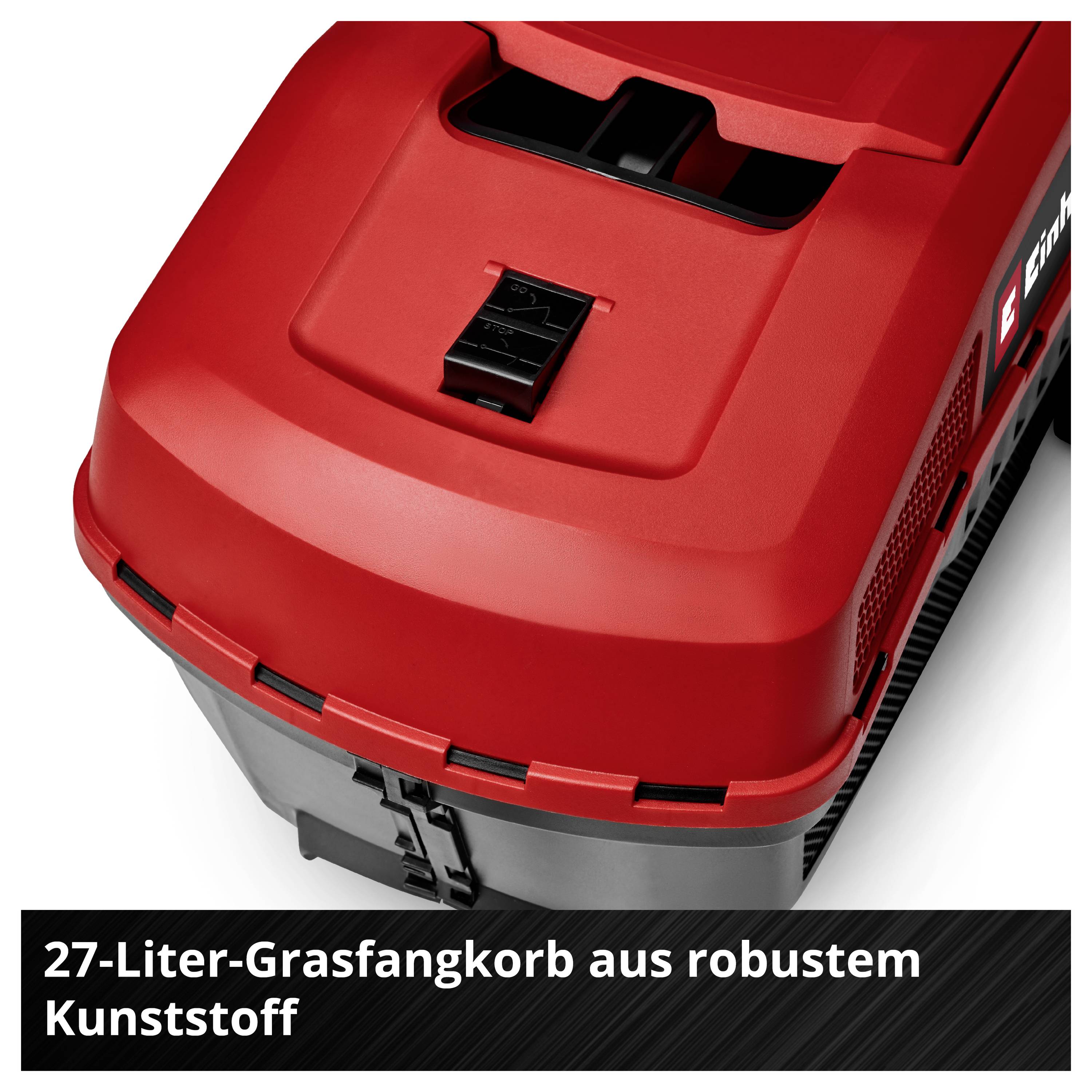 Ein roter Rasenmäher mit einem 27-Liter-Grasfangkorb aus robustem Kunststoff, abgebildet auf einer gefliesten Fläche.