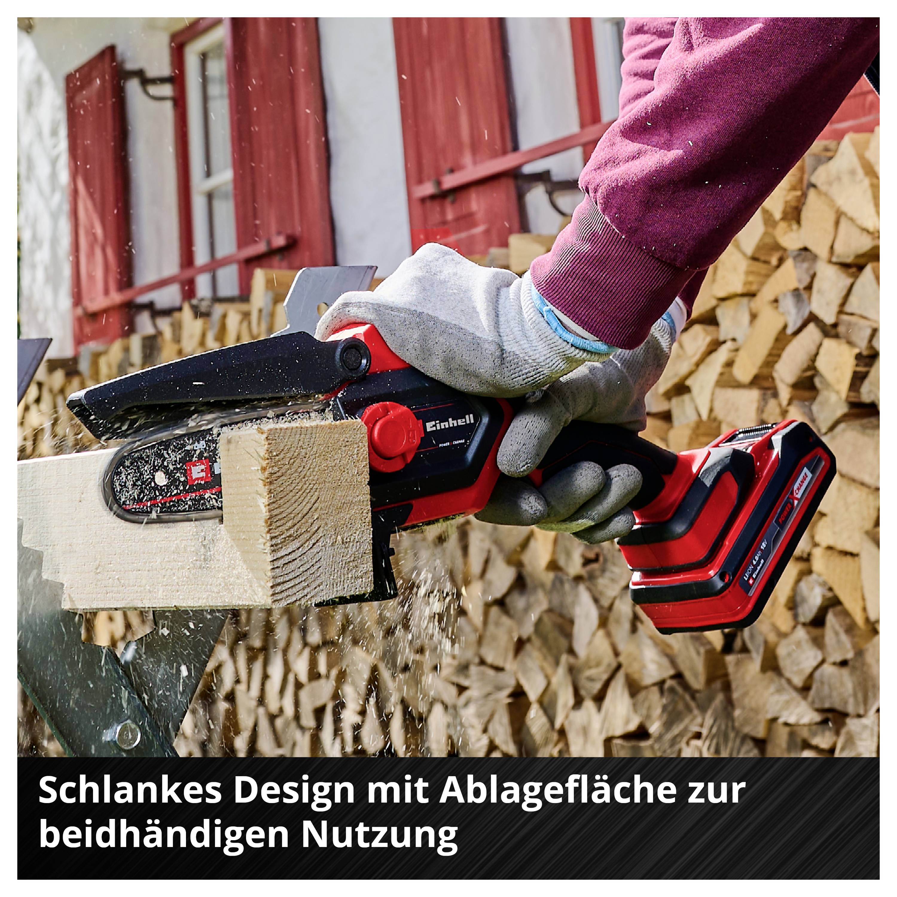 Ein Akku-Handsägen-Gerät wird von einer Person verwendet, um ein Holzstück auf einem Metallbock zu schneiden.