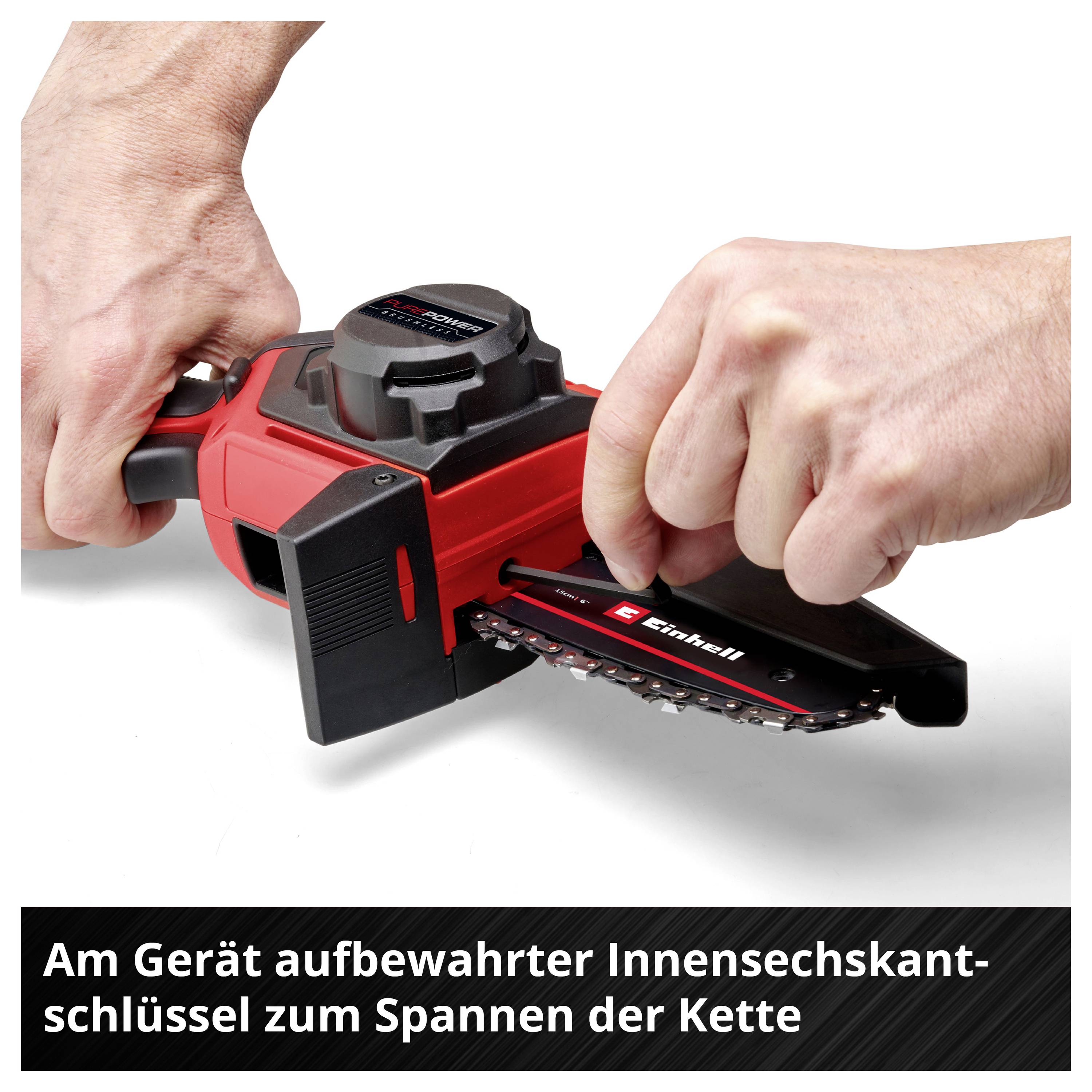 Eine rote Mini-Kettensäge wird benutzt, mit einem Innensechskant zur Kettenspannung. Text im Bild erklärt die Aufbewahrung des Werkzeugs.