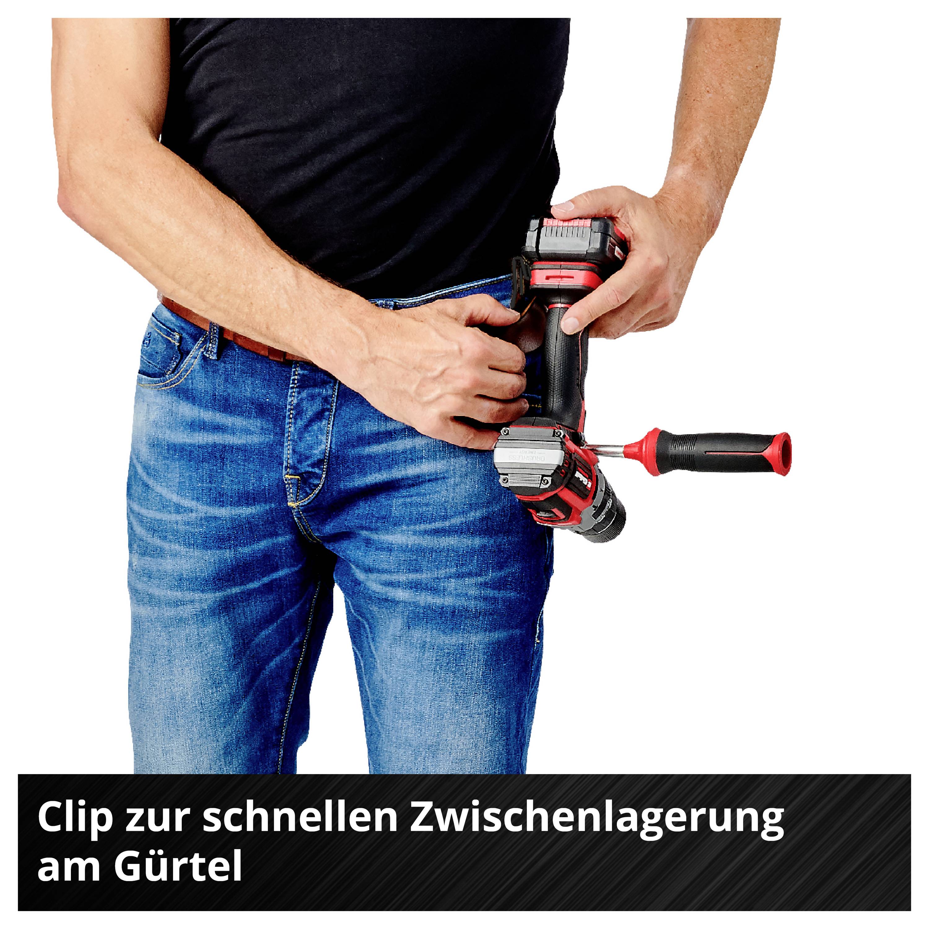 Person mit Jeans hält eine Bohrmaschine und befestigt sie mit einem Clip am Gürtel für einfache Zwischenlagerung.