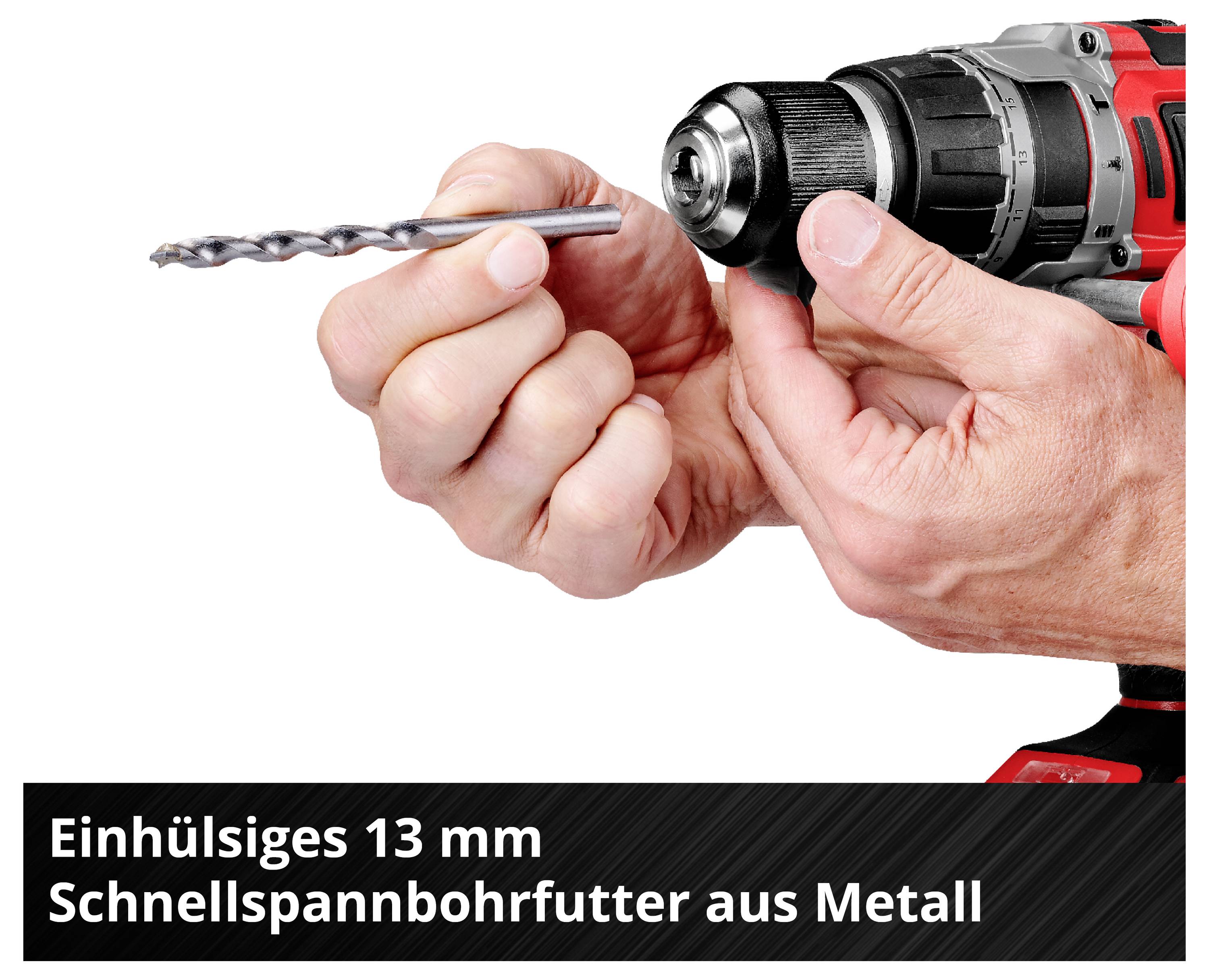Eine Person hält einen Bohrer und ein Bohraufsatz in der Hand, bereit zum Einsetzen. Beschriftung: 'Einhülsiges 13 mm Schnellspannbohrfutter aus Metall'.