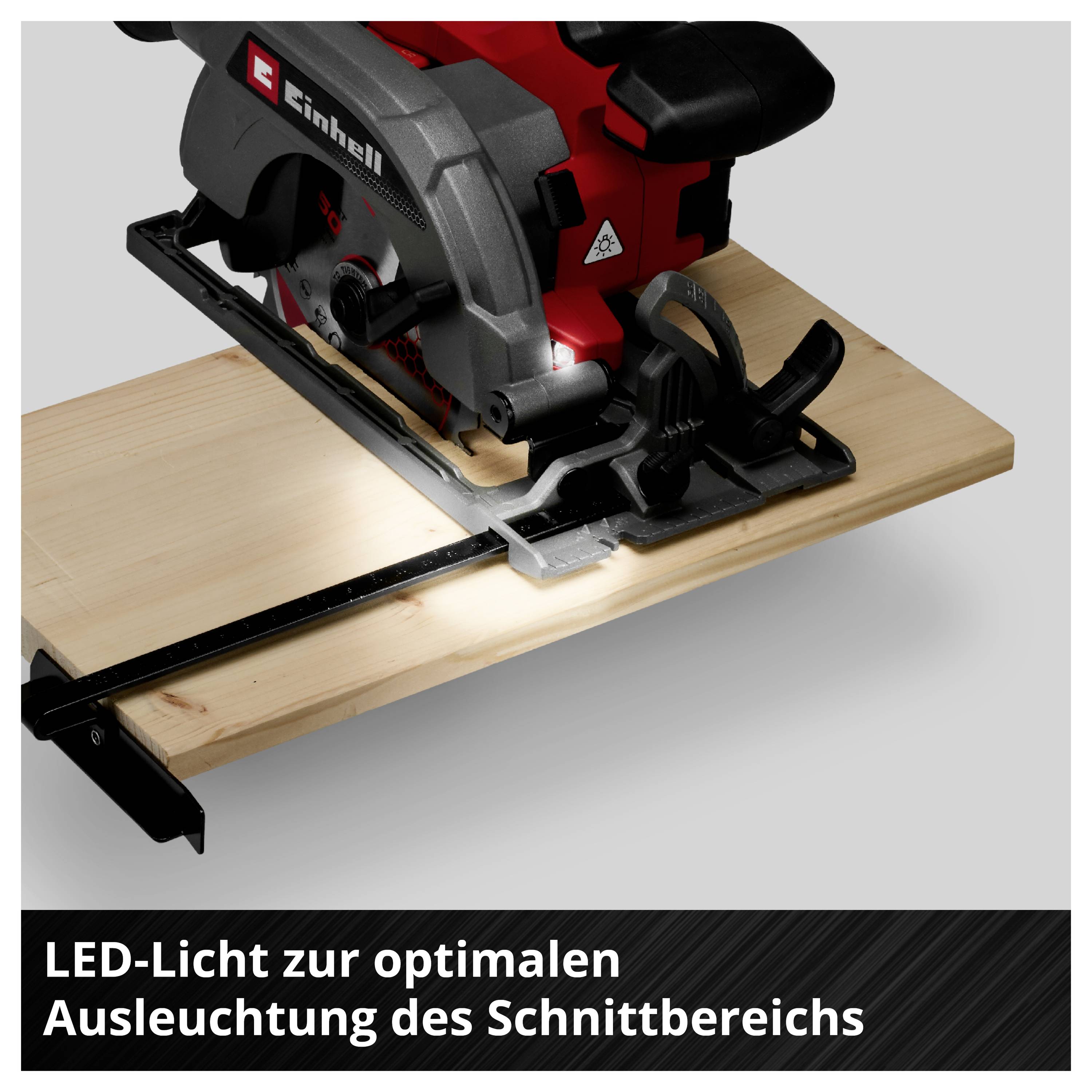 Eine Handkreissäge schneidet durch ein Holzbrett. Ein LED-Licht beleuchtet den Schnittbereich optimal für bessere Sicht.