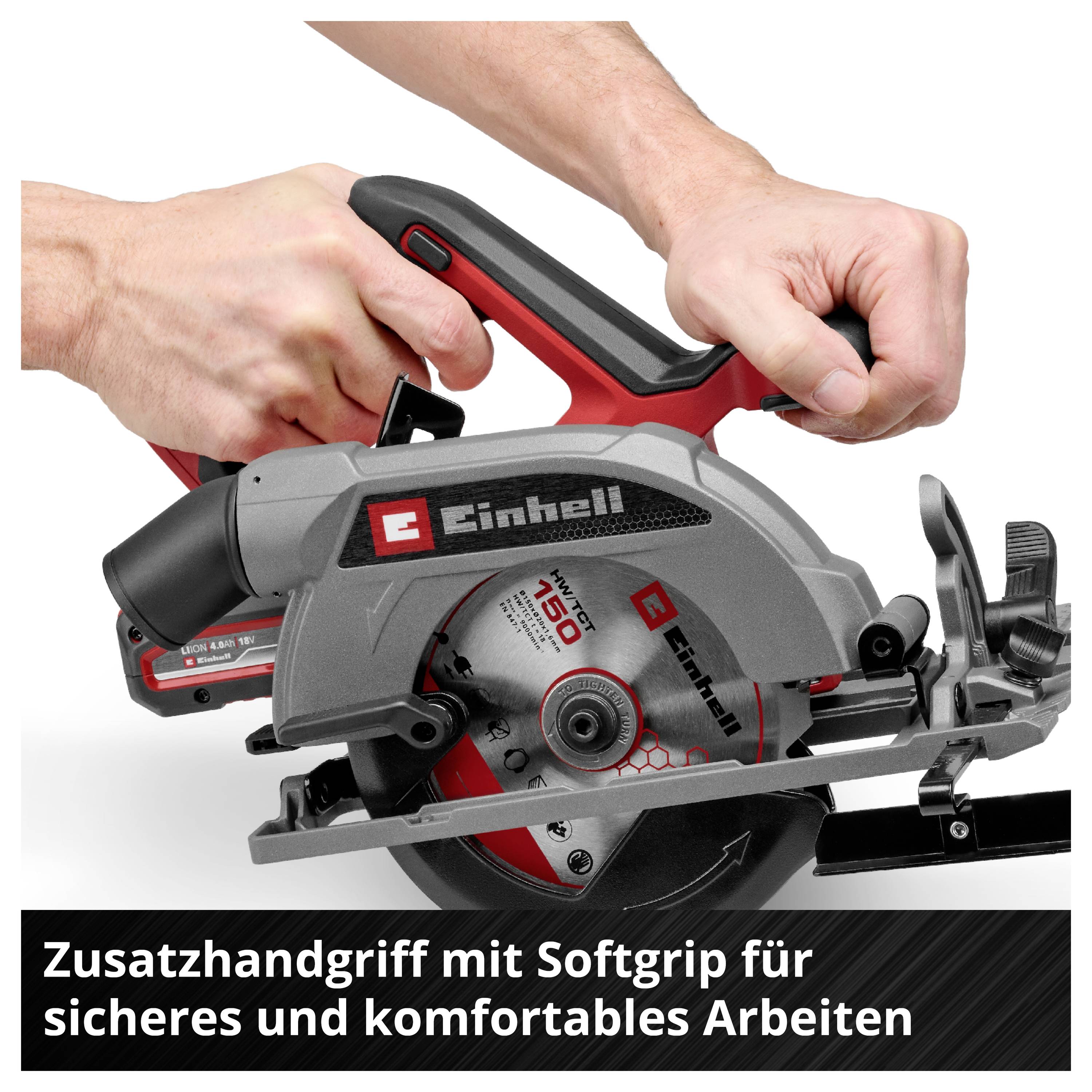 'Mann hält eine Einhell-Handkreissäge mit Zusatzhandgriff für sicheres und komfortables Arbeiten.'