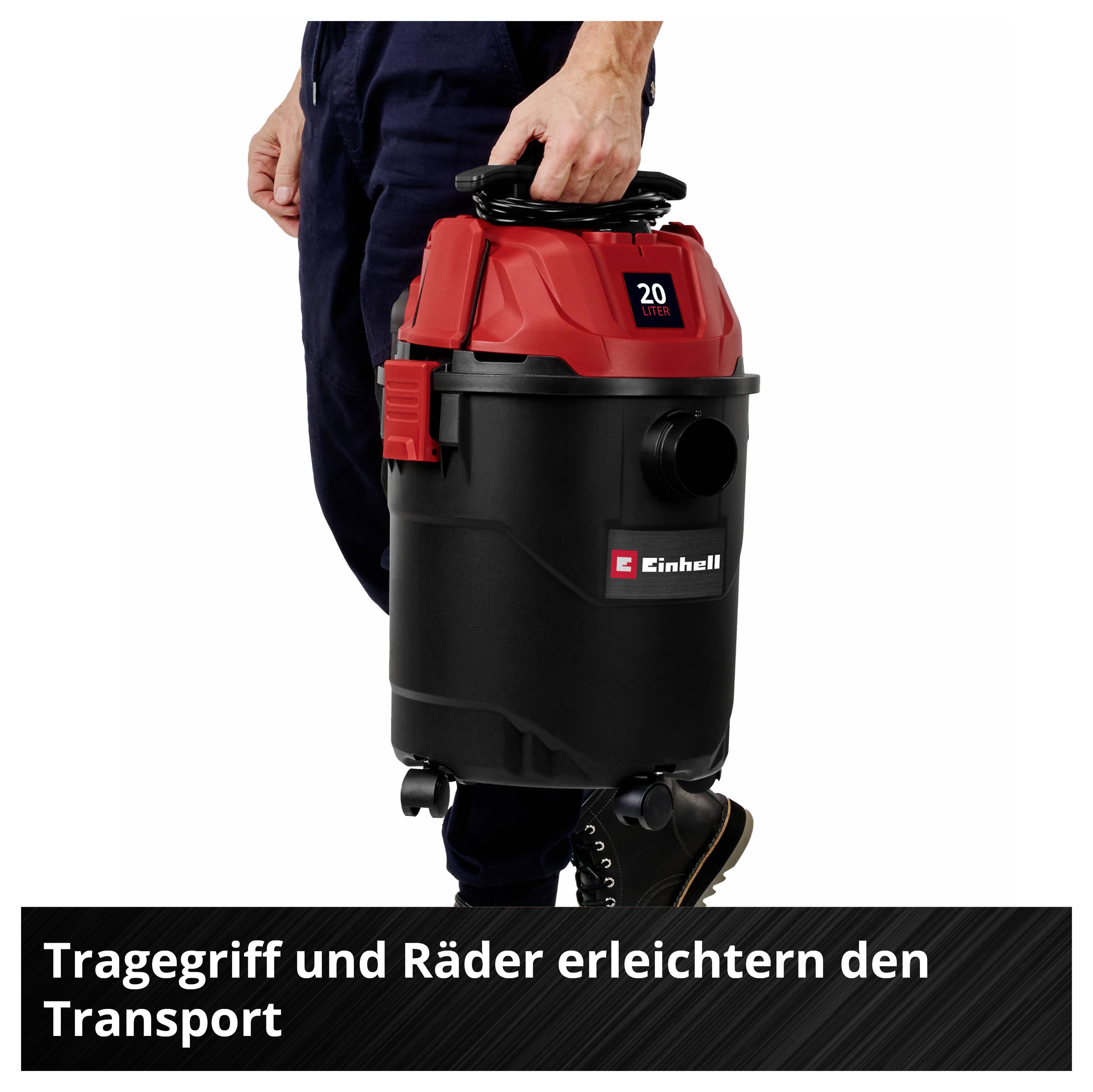 'Eine Person trägt einen Staubsauger mit rotem Deckel und schwarzem Korpus. Aufschrift: Tragegriff und Räder erleichtern den Transport.'