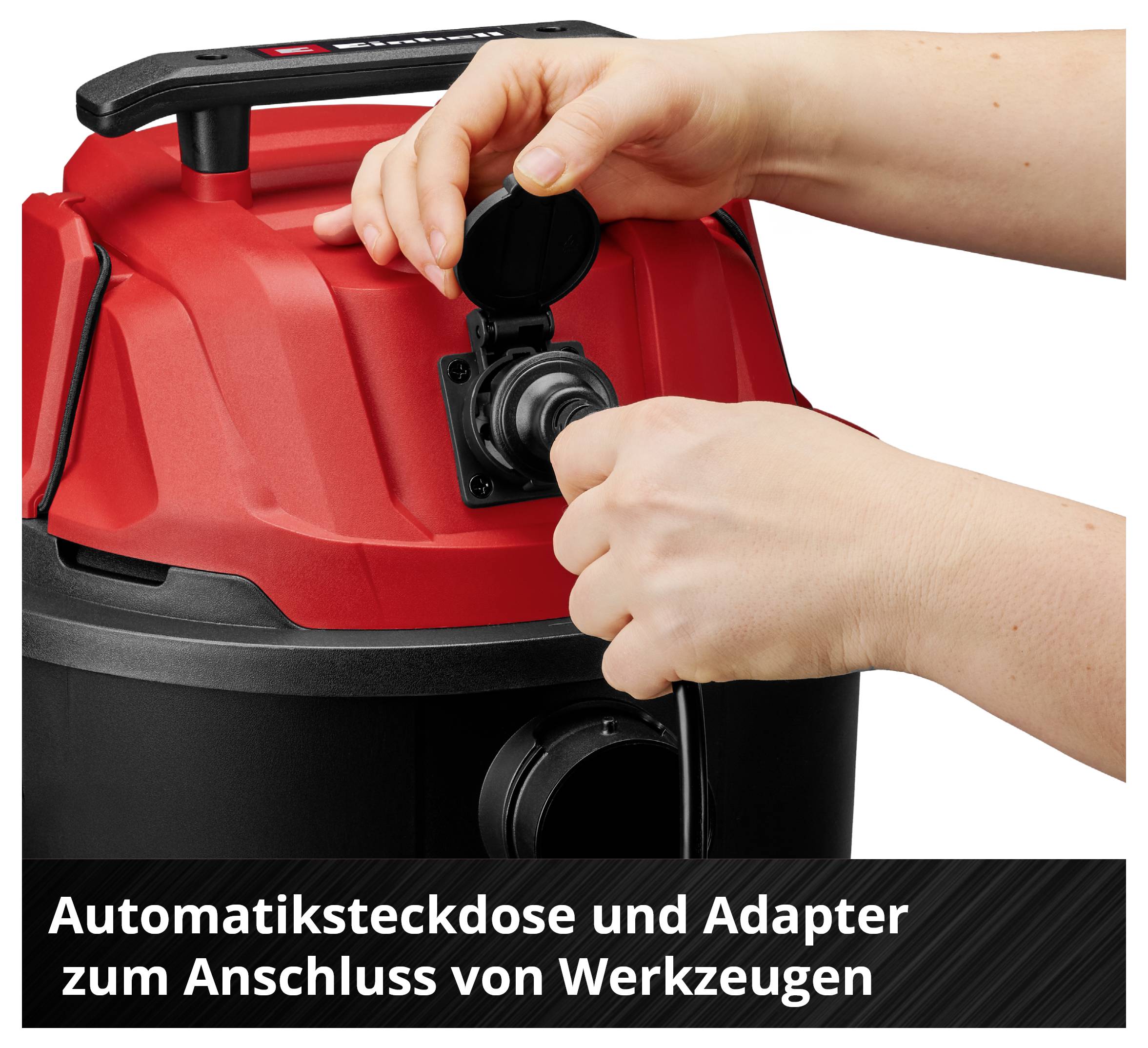 Person steckt ein Kabel in eine rote Werkstattstaubsauger-Steckdose ein. Text: 'Automatiksteckdose und Adapter zum Anschluss von Werkzeugen'.