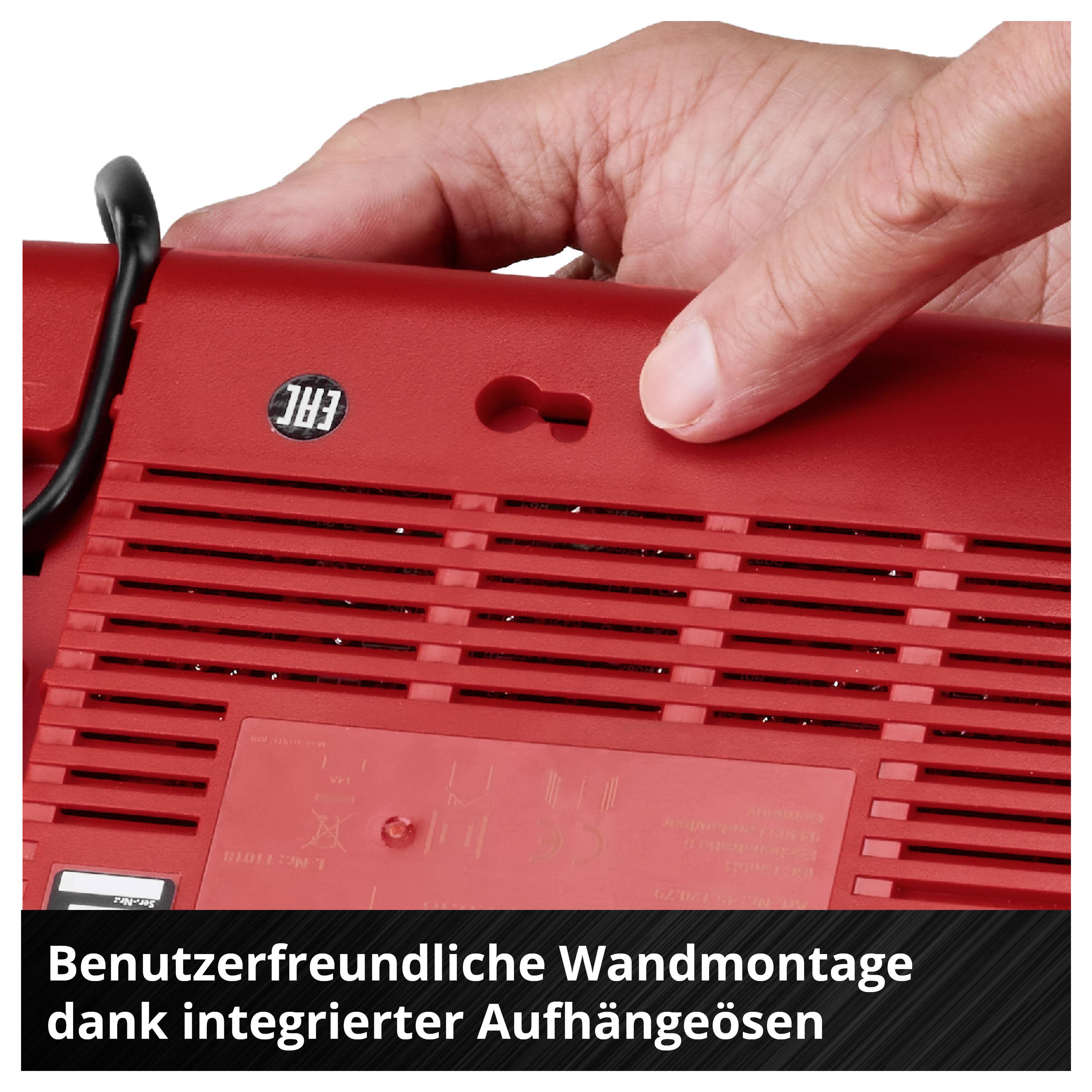 Hand justiert eine rote Halterung mit integrierten Aufhängeösen an einem Gerät. Text beschreibt benutzerfreundliche Wandmontage.