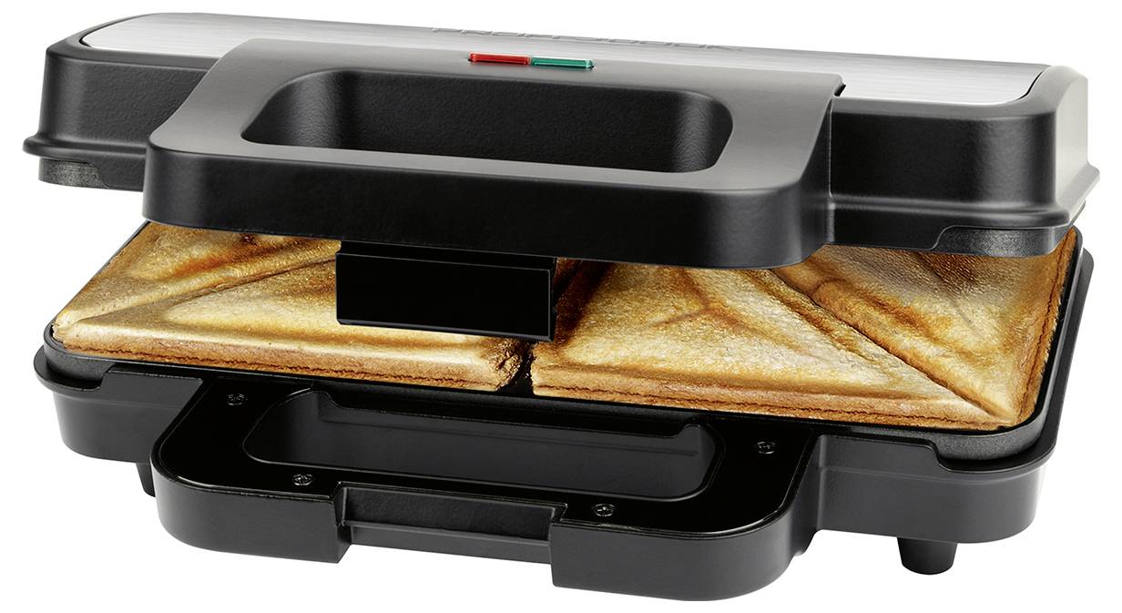 Ein schwarzer Sandwichmacher mit zwei getoasteten, dreieckigen Sandwiches im Inneren, Deckel teilweise geöffnet, um goldbraunes Brot zu enthüllen.