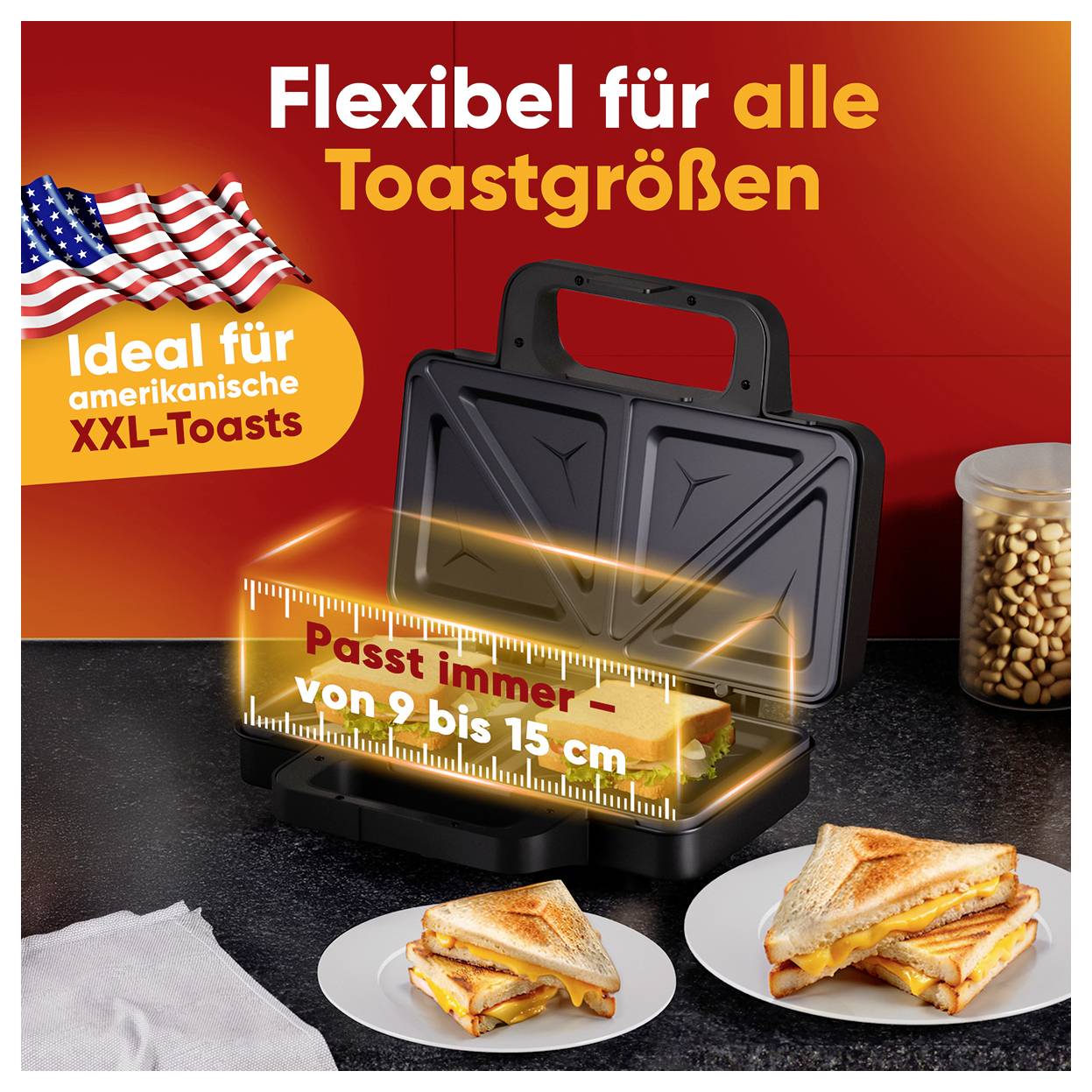 Ein Sandwichmaker geöffnet mit einem Sandwich darin und Text: 'Flexibel für alle Toastgrößen. Ideal für amerikanische XXL-Toasts.'