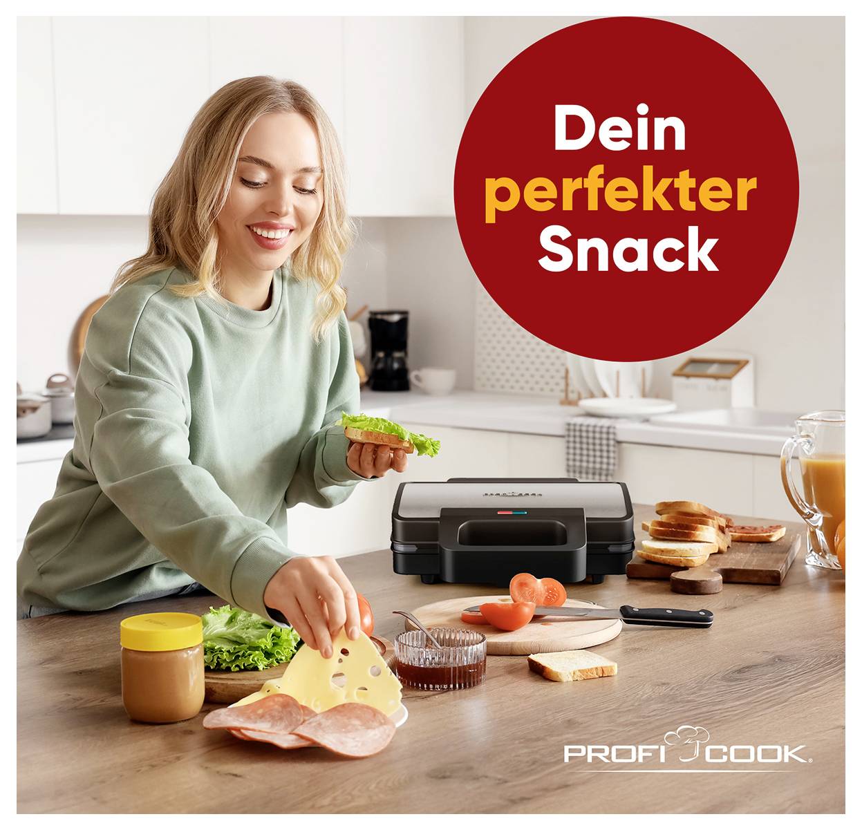 Eine Frau bereitet in einer Küche mit einem Sandwichmaker einen Snack zu. Der Text 'Dein perfekter Snack' ist auf einem roten Kreis.