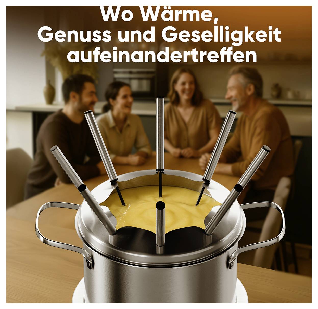 'Vier Menschen lachen und genießen ein gemeinsames Käsefondue an einem Tisch. Der Text oben lautet: Wo Wärme, Genuss und Geselligkeit aufeinandertreffen.'