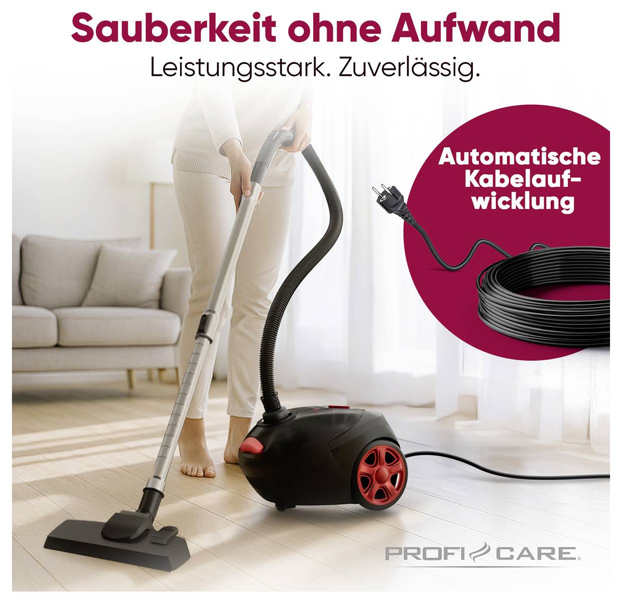 Eine Person staubsaugt einen Teppich in einem Wohnzimmer. Der Staubsauger hat eine automatische Kabelaufwicklung. Text: 'Sauberkeit ohne Aufwand. Leistungsstark. Zuverlässig.'